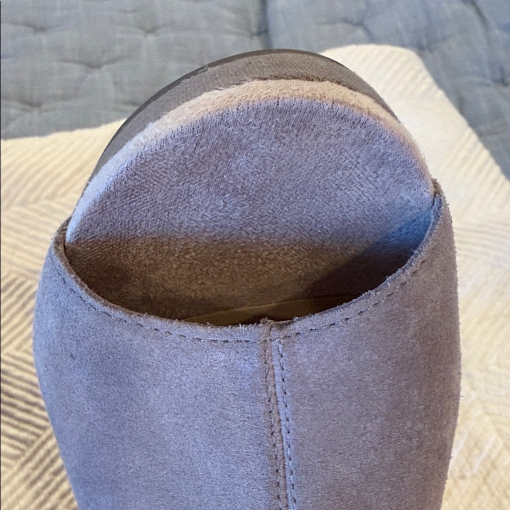 Vionic Women's Gray Wedge Sandals - Picture 6 of 7